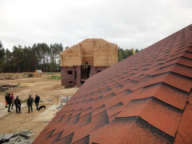 Крыша из битумной черепицы на базе отдыха «Чайка», Смоленск